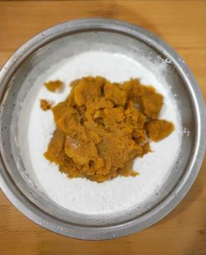 趁热加入蒸熟的南瓜。