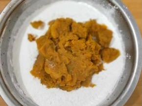 趁热加入蒸熟的南瓜。