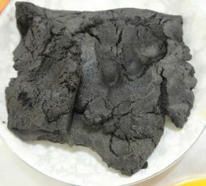 芝麻打碎，加入适量猪油和白糖，搅拌均匀。