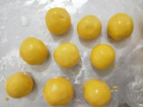 糯米团也分成小块，搓圆。