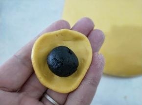 然后放入芝麻馅