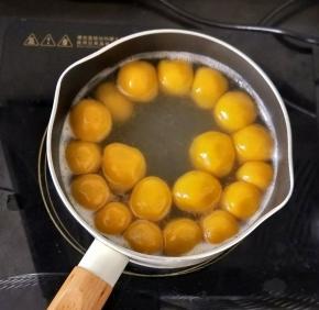 锅里放水烧开，放入汤圆，用勺子推一下，防止粘连，带汤圆浮起来，再煮几分钟至熟透即可。
