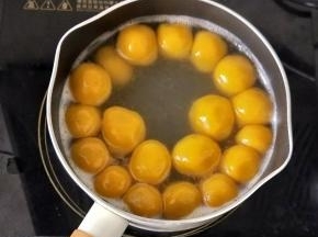锅里放水烧开，放入汤圆，用勺子推一下，防止粘连，带汤圆浮起来，再煮几分钟至熟透即可。