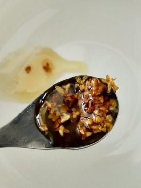 取适量桂花蜜放入碗里，用少许温开水化开，然后再放入汤圆。