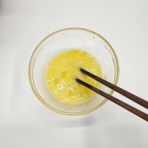 鸡蛋放入碗中，用筷子搅打均匀