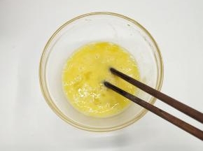 鸡蛋放入碗中，用筷子搅打均匀