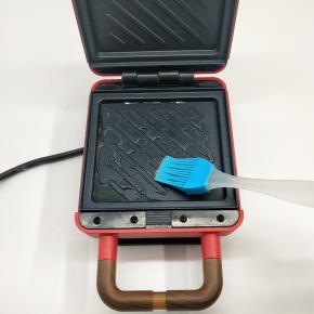 机器提前预热，刷上一层薄油