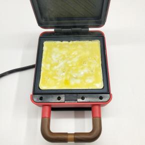 倒入打匀的蛋液，煎至成型备用