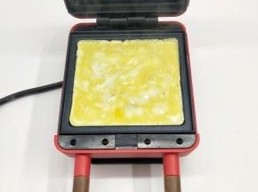 倒入打匀的蛋液，煎至成型备用
