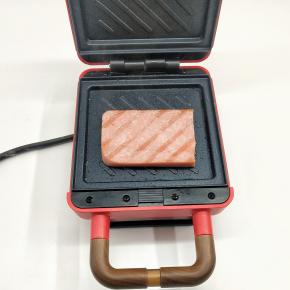 接着把火腿肠片也煎一下备用