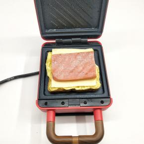 依次把吐司，鸡蛋，芝士，火腿肠片对叠