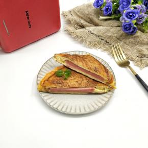 盖上盖子煎个三到五分钟，搭配一杯牛奶，美美的早餐开始啦！