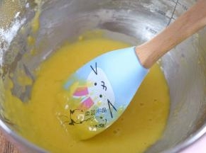 筛入低粉拌匀。