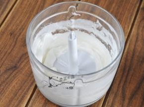 直到蛋清搅打成固态状，倾斜后边缘不会流动。