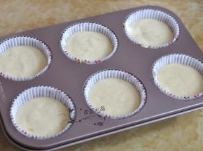 倒入纸杯中，放入烤箱中，170度烘烤20分钟。