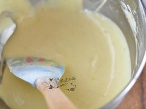 蛋白和蛋黄混合。