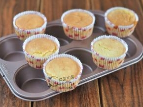 结束后，将蛋糕从模具中取出，晾凉。