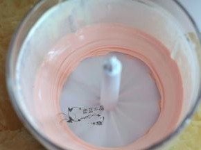 装配好绞肉机，将淡奶油打发成固态状。