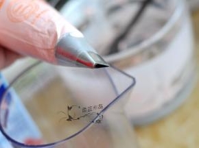 装入裱花袋中，在蛋糕上随意发挥即可。