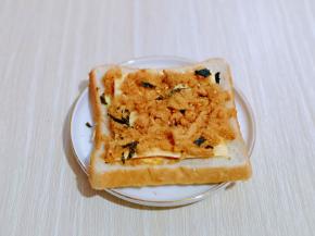 最后撒上海苔肉松，另一片依次做完。