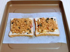 做好的两片吐司披萨放入垫油纸的烤盘中。