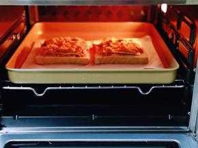 将烤盘入烤箱中层。