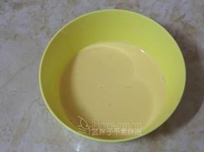 牛奶和鸡蛋搅拌均匀。