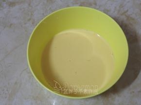 牛奶和鸡蛋搅拌均匀。