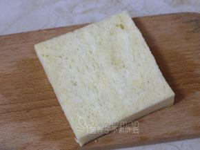 .吐司片切掉边边，这样吃起来口感更好。