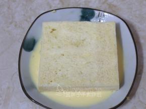 吐司片浸泡在牛奶鸡蛋液中，记得两面都要浸泡。