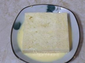 吐司片浸泡在牛奶鸡蛋液中，记得两面都要浸泡。