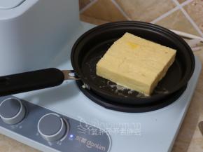 浸泡好的吐司片放入煎盘中，中火加热2分钟左右。