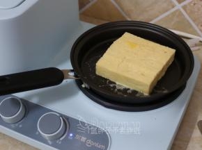 浸泡好的吐司片放入煎盘中，中火加热2分钟左右。