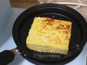 翻面之后继续煎另外一面，直到两面金黄就可以。