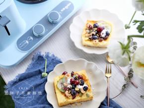 最后就用棉花糖和水果，各种果干等进行装饰即可。