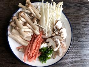 菌菇处理好，火腿切条状，葱切段