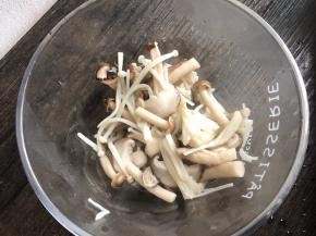 香菇切片放开水里煮软捞出备用