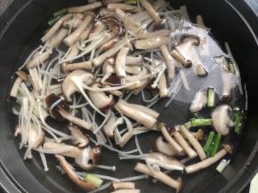 油烧热放葱花爆香放菌菇加2碗水烧开