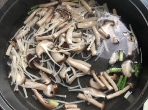 油烧热放葱花爆香放菌菇加2碗水烧开