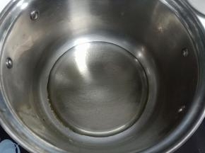 玉米油倒入小锅中加热至冒出油花，将牛奶也加热隔热水保温