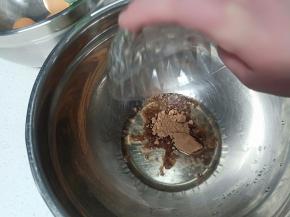 倒入可可粉