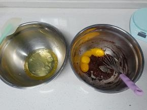 分离蛋清蛋黄，蛋黄加入面糊中呈Z 字搅拌均匀