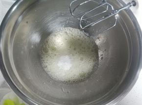 蛋清滴几滴柠檬汁，打至鱼眼泡后分三次加入细砂糖