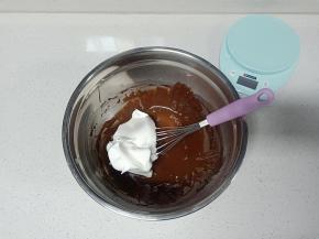 取1/3蛋白霜加入蛋黄湖中，翻拌均匀