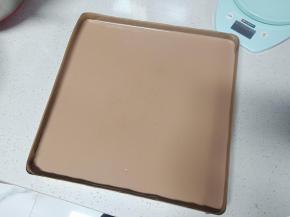 倒入28×28的模具中，震去大气泡