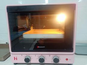 送入预热好的烤箱，155度上下火中层烤25分钟