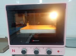 送入预热好的烤箱，155度上下火中层烤25分钟