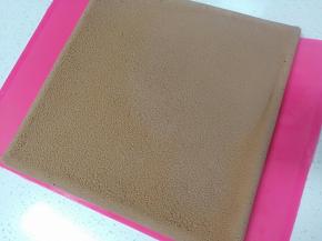 出炉后晾凉，撕去油布（完美毛巾面）