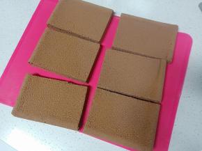 根据盒子的大小将蛋糕胚进行分割