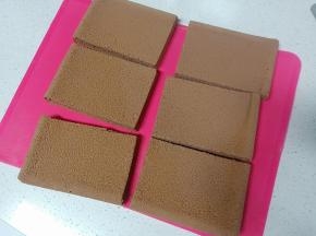 根据盒子的大小将蛋糕胚进行分割